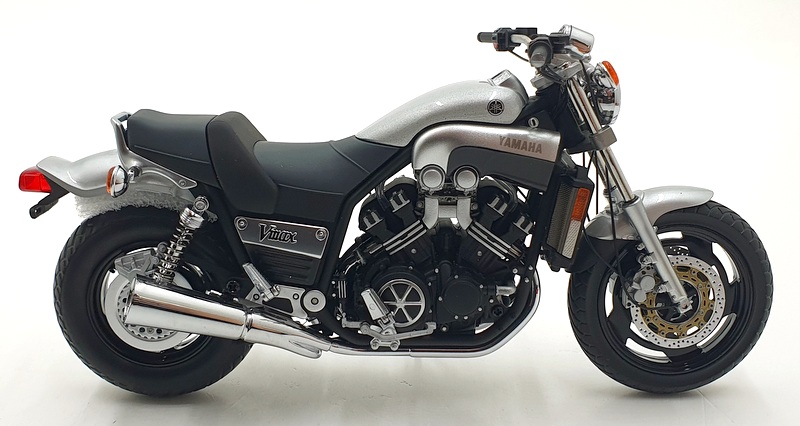 Minichamps 1/12 Scale 122 163702 - Yamaha Vmax 1993 - Silver