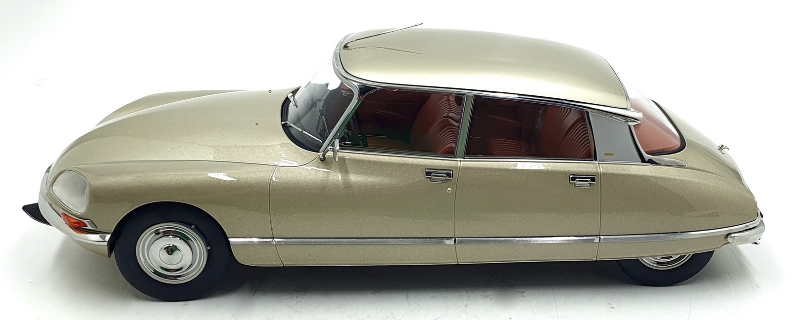 Norev 1/12 Scale Diecast Model 121730 Citroen DS 23 Pallas 1973 Tholonnet Beige