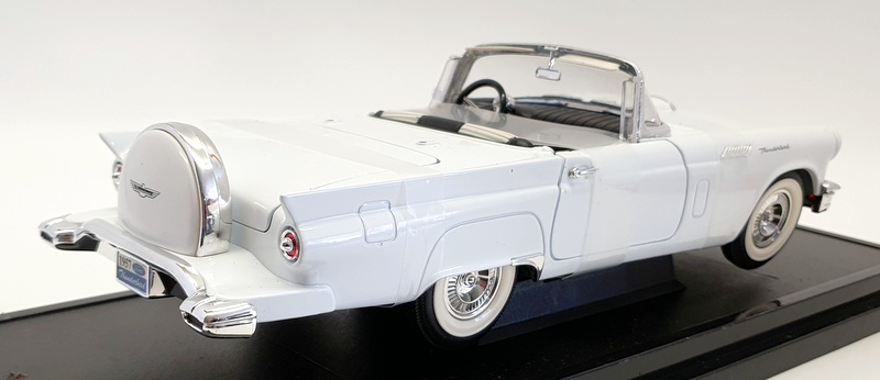 Road Signature 1/18 Scale Diecast 92358 - 1957 Ford Thunderbird - White