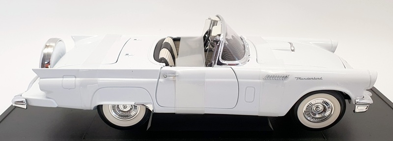 Road Signature 1/18 Scale Diecast 92358 - 1957 Ford Thunderbird - White