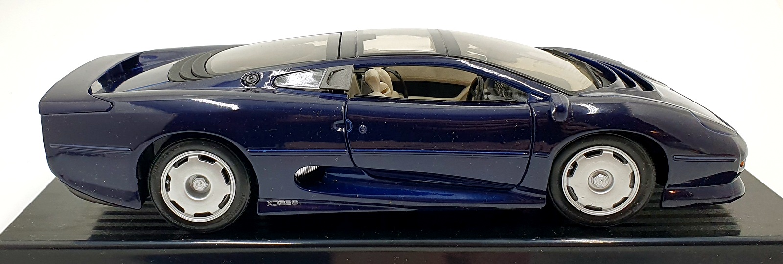 Maisto 1/18 scale 31807 - Jaguar XJ220 1992 - Dark Blue