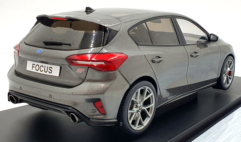 Ford Focus ST 2022 – MCG 1/18 – Modèle Réduit Métal Gris – NEUF
