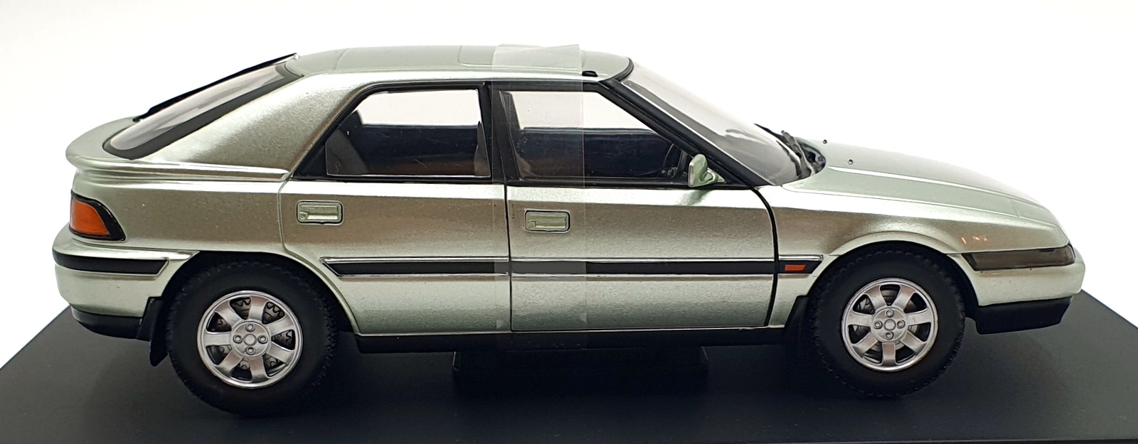 White Box 1/24 Scale Diecast WB124259 - Mazda 323 F - Silver