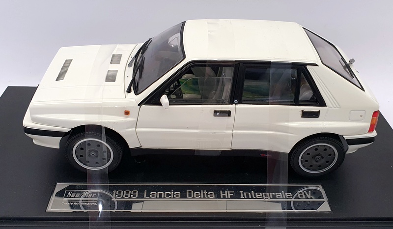 Sunstar 1/18 Scale Model 3154 - 1989 Lancia Delta HF Integrale 8V - White
