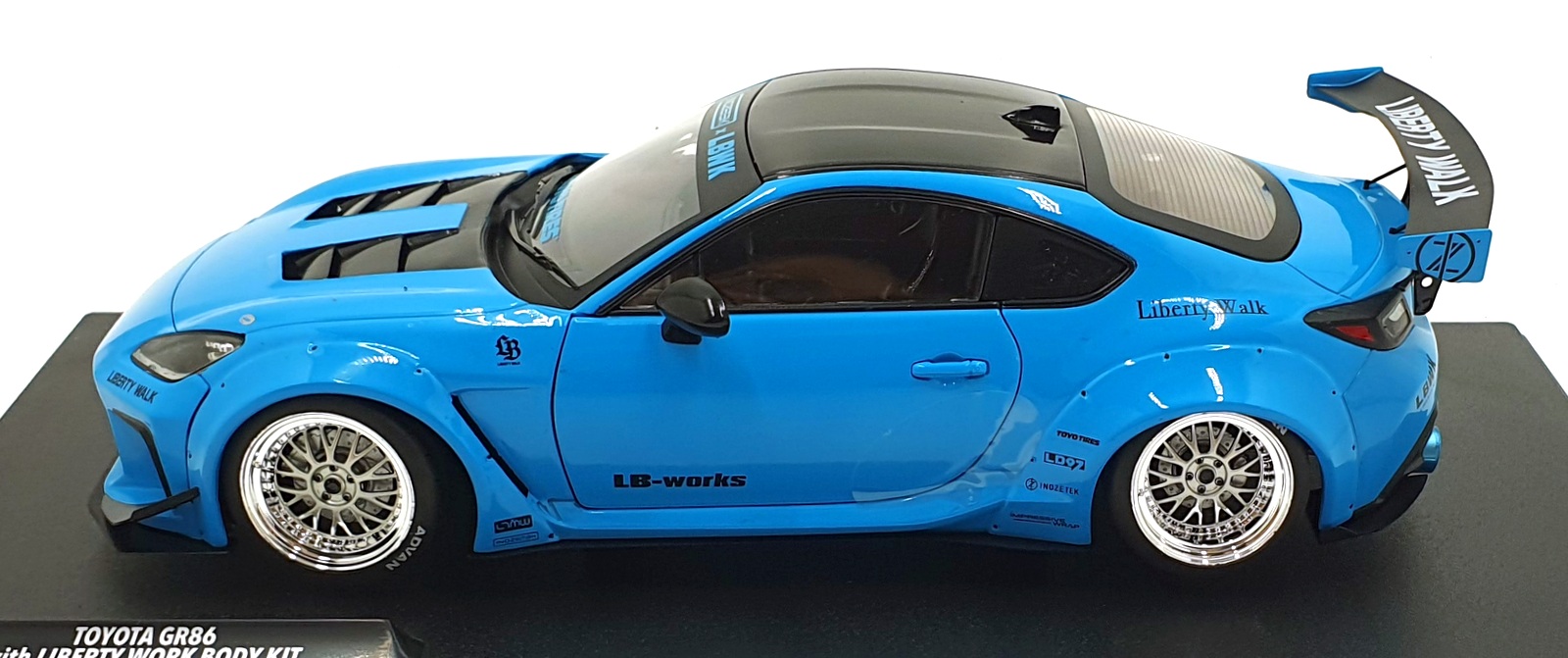 Solido 1/18 Scale Diecast S1813601 - 2024 Toyota GR86 w/LBW Kit
