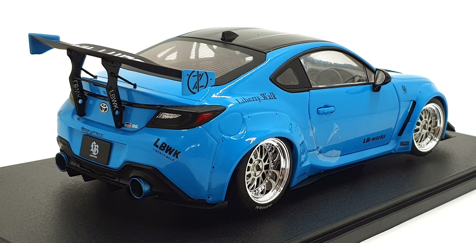 Solido 1/18 Scale Diecast S1813601 - 2024 Toyota GR86 w/LBW Kit