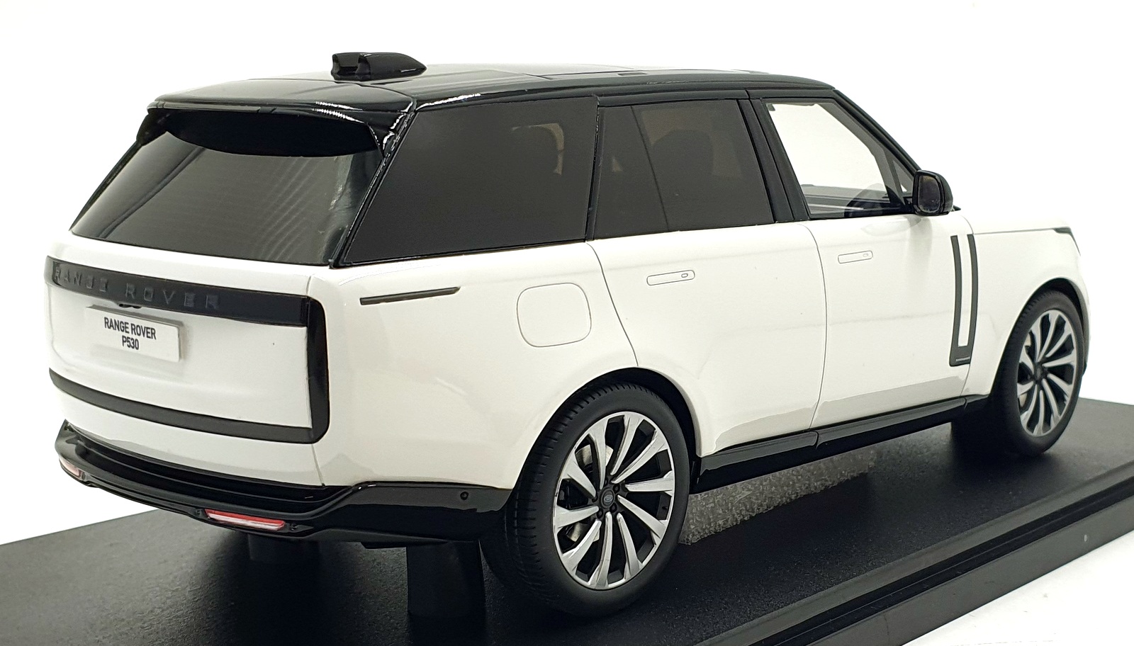 GT Spirit 1/18 Scale GT533 - Range Rover Autobiography P530