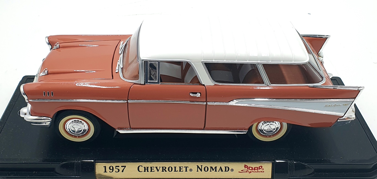 Road Signature 1/18 Scale Diecast 92088 - 1957 Chevrolet Nomad - Coral/White