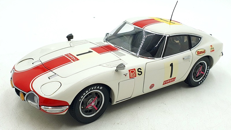 AutoArt Toyota 2000GT White 1/18 Diecast Car