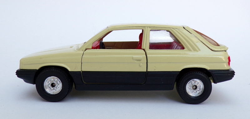 Corgi 11cm Long Vintage Diecast CG84 - Renault 11 GTL - Cream