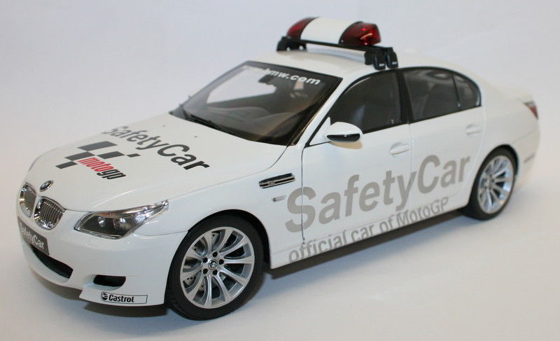 Kyosho 1/18 Diecast Model Car 08593GP - BMW M5 Safety Car