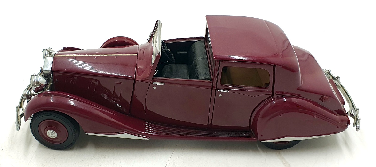 Danbury Mint 1/24 Scale 9126B - 1938 Rolls Royce Phantom III - Burgundy