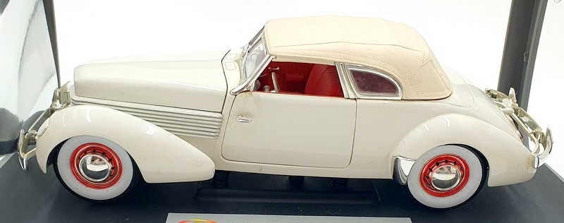 Signature 1/18 Scale Diecast 18112 - 1937 Cord 812 Supercharged - White