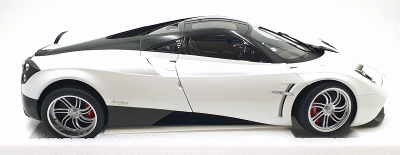 Autoart 1/12 Scale Diecast 12231 - Pagani Huayra - White/Chrome Wheels Autoart 1/12 Scale Diecast 12231 - Pagani Huayra - White/Chrome Wheels