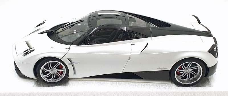 Autoart 1/12 Scale Diecast 12231 - Pagani Huayra - White/Chrome Wheels Autoart 1/12 Scale Diecast 12231 - Pagani Huayra - White/Chrome Wheels