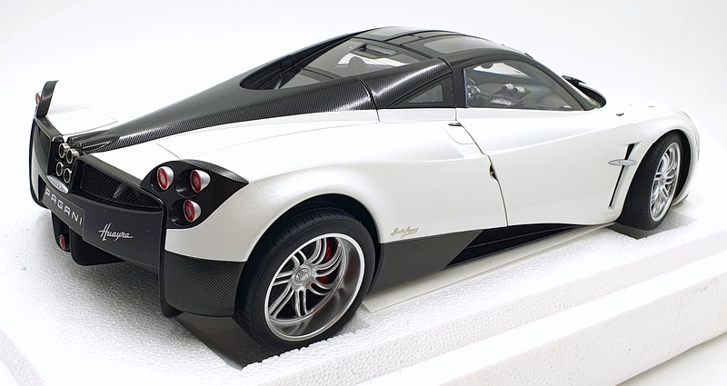 Autoart 1/12 Scale Diecast 12231 - Pagani Huayra - White/Chrome Wheels Autoart 1/12 Scale Diecast 12231 - Pagani Huayra - White/Chrome Wheels