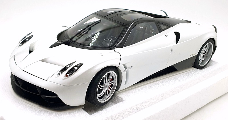 Autoart 1/12 Scale Diecast 12231 - Pagani Huayra - White/Chrome Wheels Autoart 1/12 Scale Diecast 12231 - Pagani Huayra - White/Chrome Wheels
