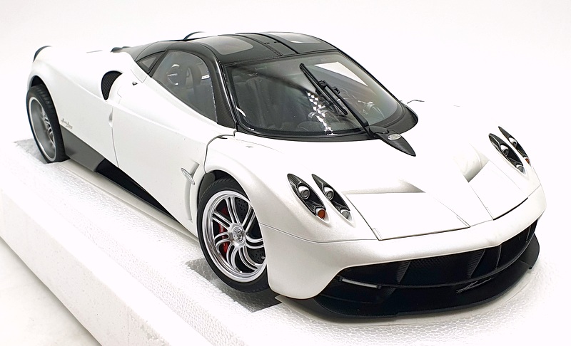 Autoart 1/12 Scale Diecast 12231 - Pagani Huayra - White/Chrome Wheels Autoart 1/12 Scale Diecast 12231 - Pagani Huayra - White/Chrome Wheels