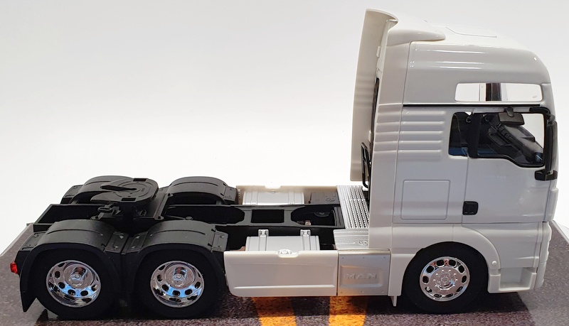 Welly 1/32 Scale Model Truck 32650L - Man TGX - White