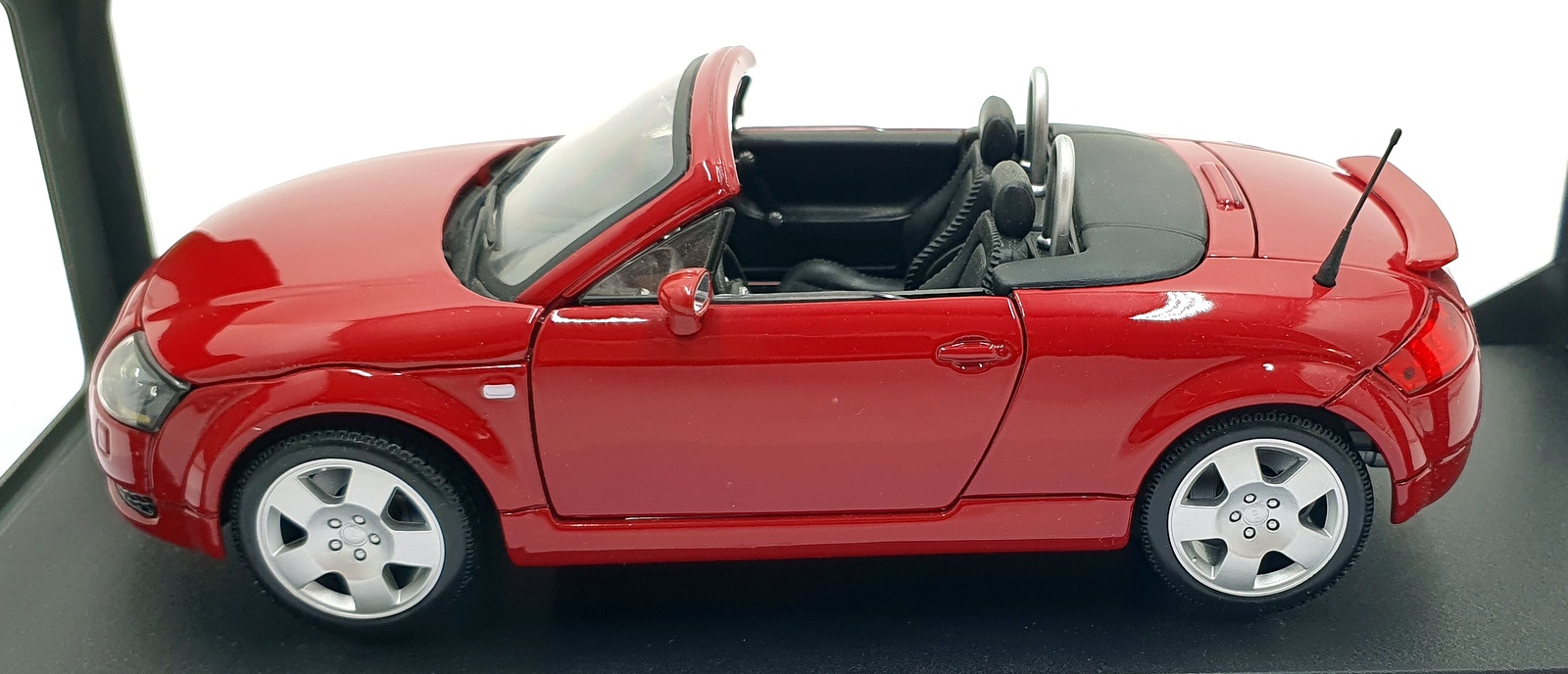 Maisto 1/18 Scale Diecast 31878 - Audi TT Roadster - Dark Red