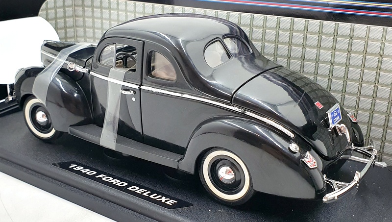 Motor Max 1/18 scale Diecast 73108 - 1940 Ford Deluxe
