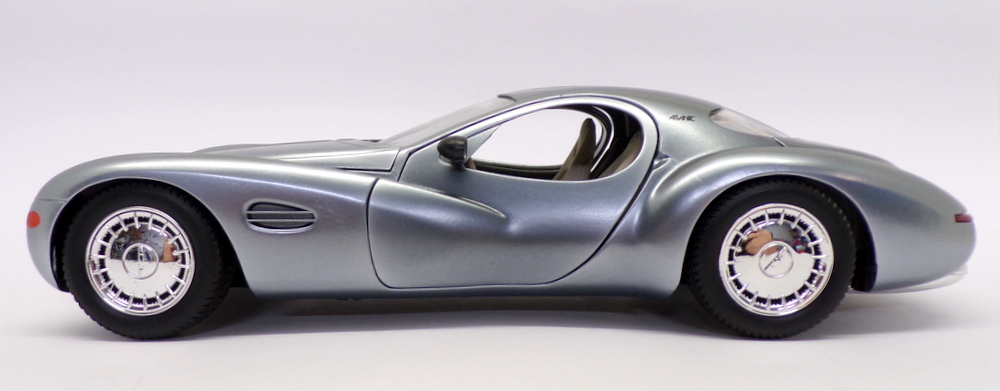 Guiloy 1/18 Scale Model Car 68572 - Chrysler Atlantic - Light Blue