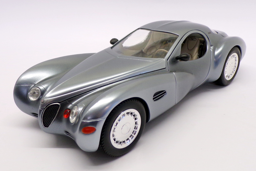 Guiloy 1/18 Scale Model Car 68572 - Chrysler Atlantic - Light Blue