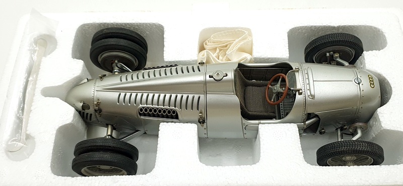 CMC 1/18 Scale M-053 - Auto Union Type C 1936/37 Bergrenner - Silver