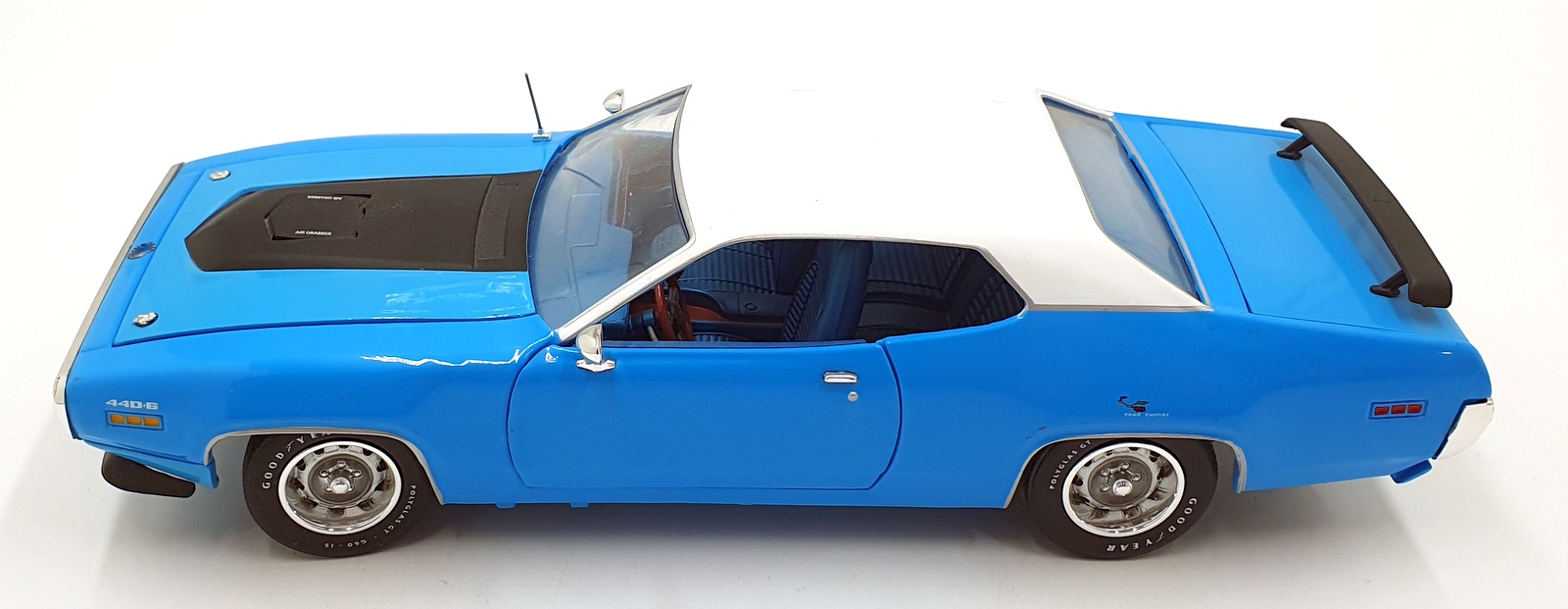 Auto World 1/18 Scale Diecast AMM1012/06 - 1971 Plymouth