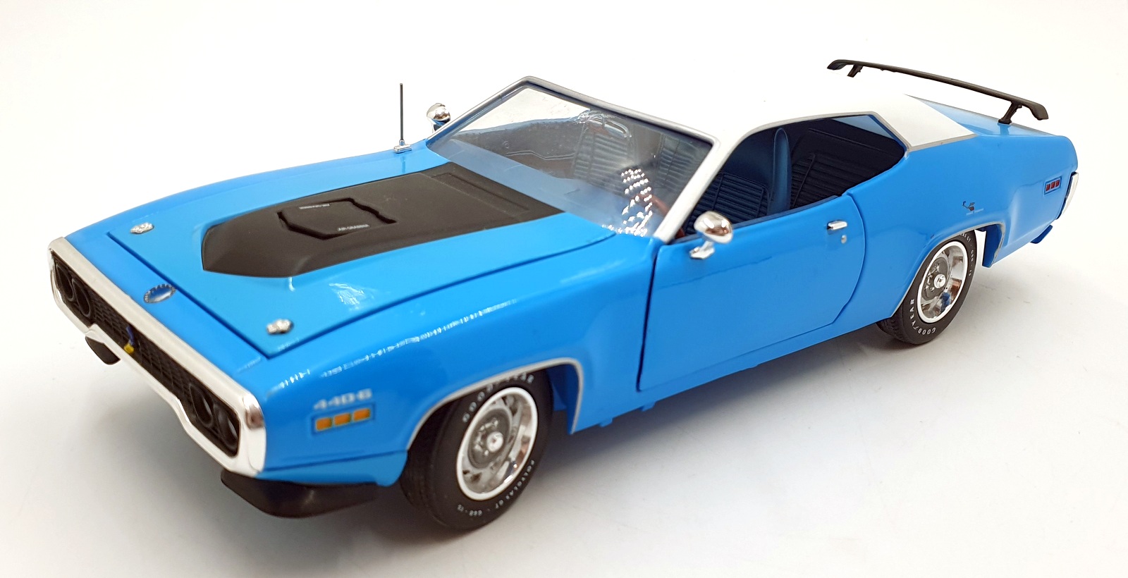 Auto World 1/18 Scale Diecast AMM1012/06 - 1971 Plymouth