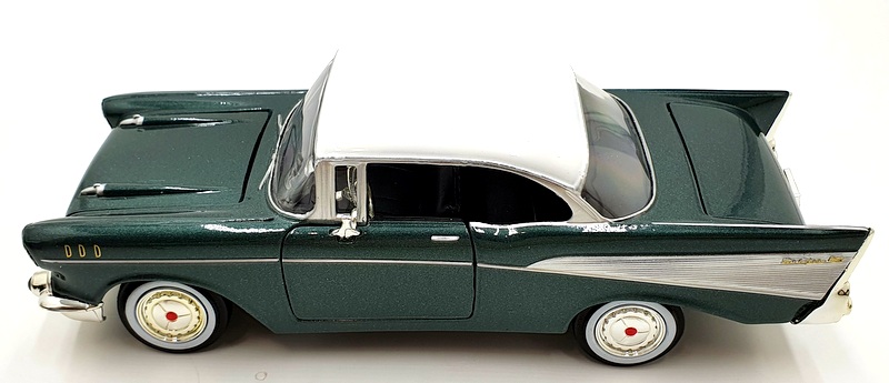 Motor Max 1/24 Scale Diecast 73228 - 1957 Chevrolet Bel Air - Green/White