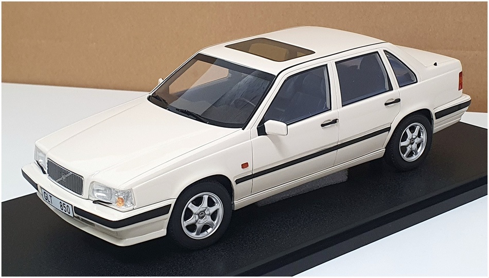 Cult 1/18 Scale Resin CML171-3 - 1991-94 Volvo 850 GLT