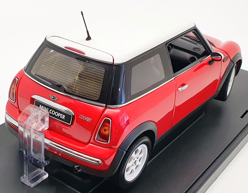 AutoArt 1/18 Scale 74822 - 2001 BMW Mini Cooper - Red