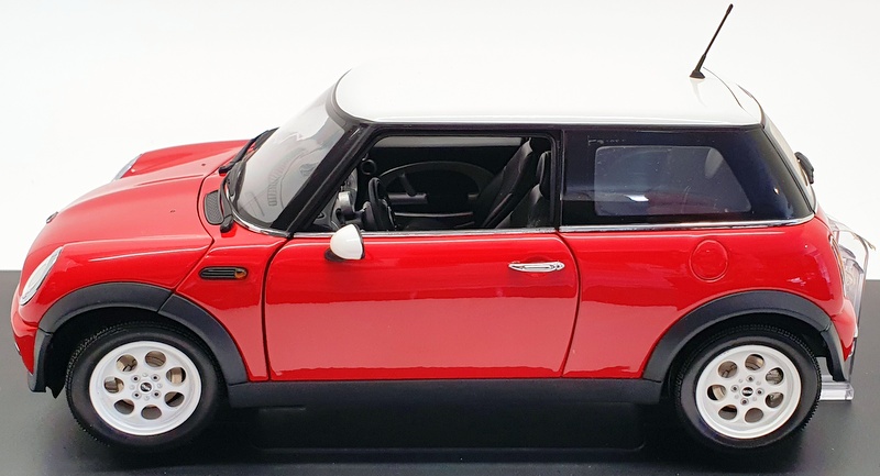 AutoArt 1/18 Scale 74822 - 2001 BMW Mini Cooper - Red