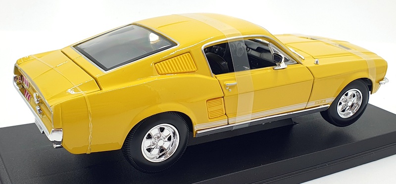 Maisto 1/18 Scale Diecast 46629 - 1967 Ford Mustang GTA Fastback