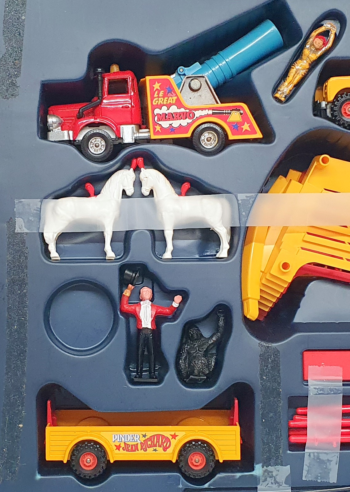 Corgi Gift Set No. 48 Pinder Jean Richard Circus Land Rover + Animals & Figures Corgi Gift Set No. 48 Pinder Jean Richard Circus Land Rover + Animals & Figures