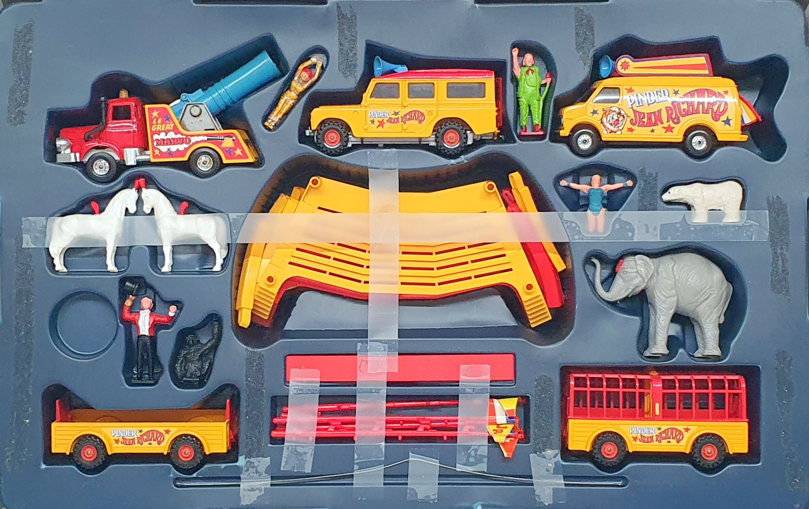 Corgi Gift Set No. 48 Pinder Jean Richard Circus Land Rover + Animals & Figures Corgi Gift Set No. 48 Pinder Jean Richard Circus Land Rover + Animals & Figures