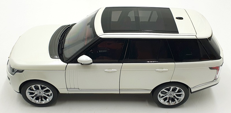 GT Autos 1/18 Scale Diecast 11006MB - Range Rover - Bright White