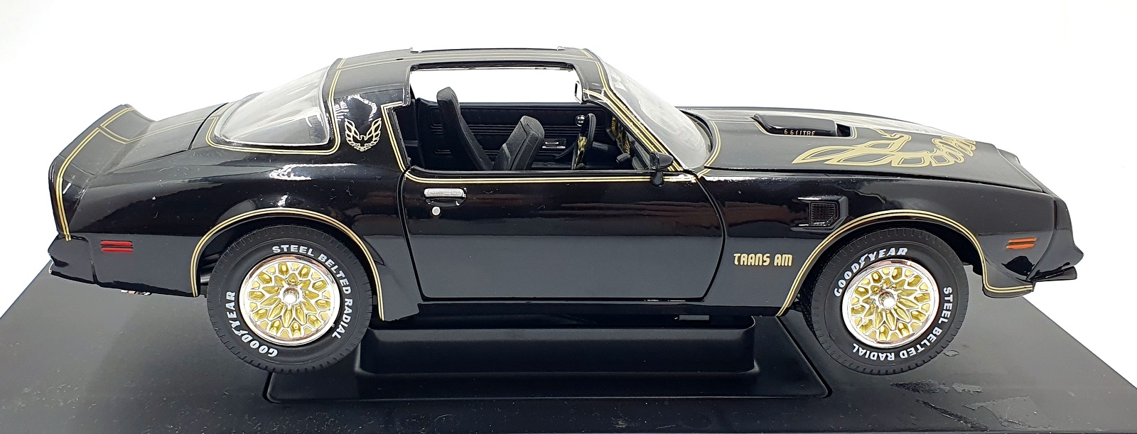 Joyride 1/18 Scale Diecast 33121 - Smokey and the Bandit Bandit's