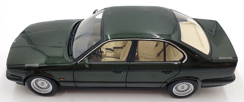 Minichamps 1/18 Scale Diecast 100 024001 - BMW 535i 1968 - Metallic Green