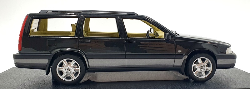VOLVO V70 XC Cross Country Noir 1996 au 1/18 de Cult Models