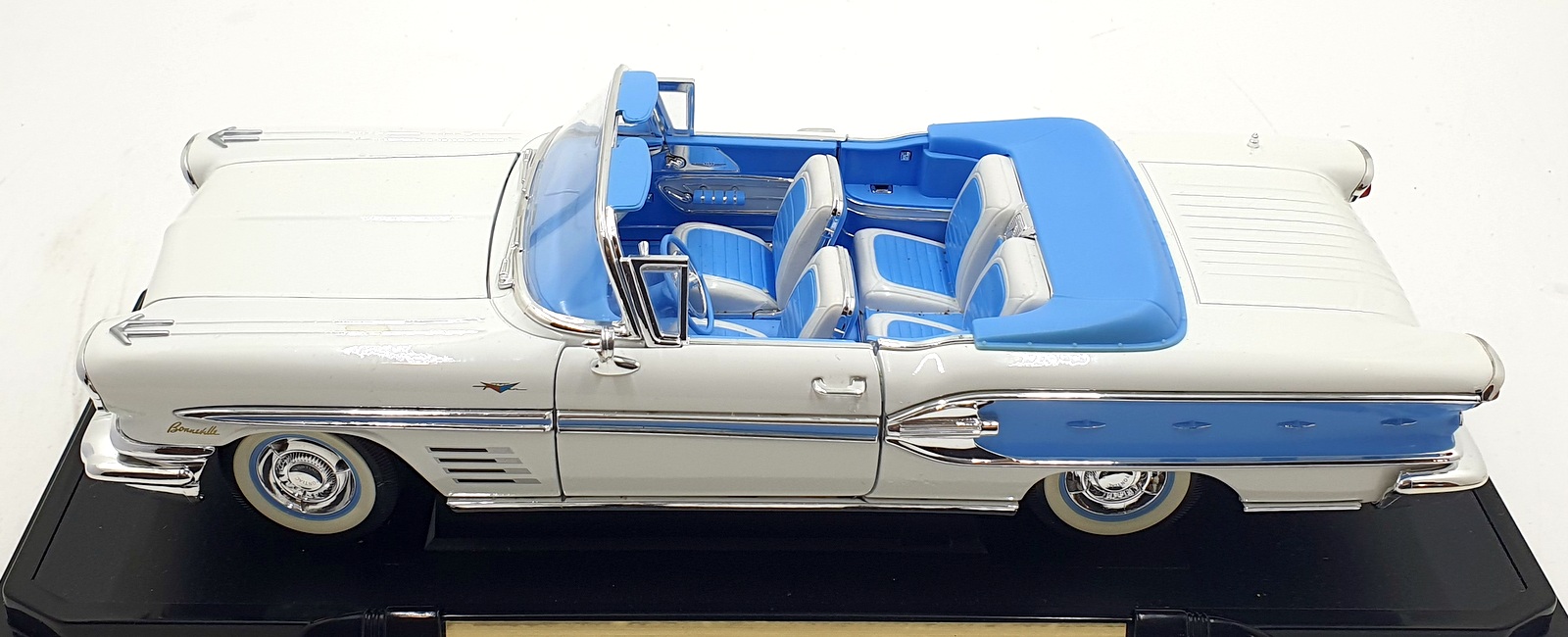 Road Signature 1/18 Scale Diecast 92438 - 1958 Pontiac Bonneville