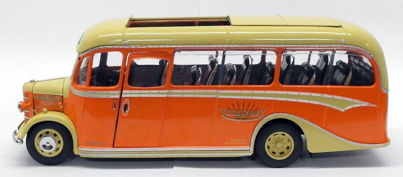 Sun Star 1/24 Scale Model Bus 5001 - Bedford OB Duple Vista Coach - Cream Orange