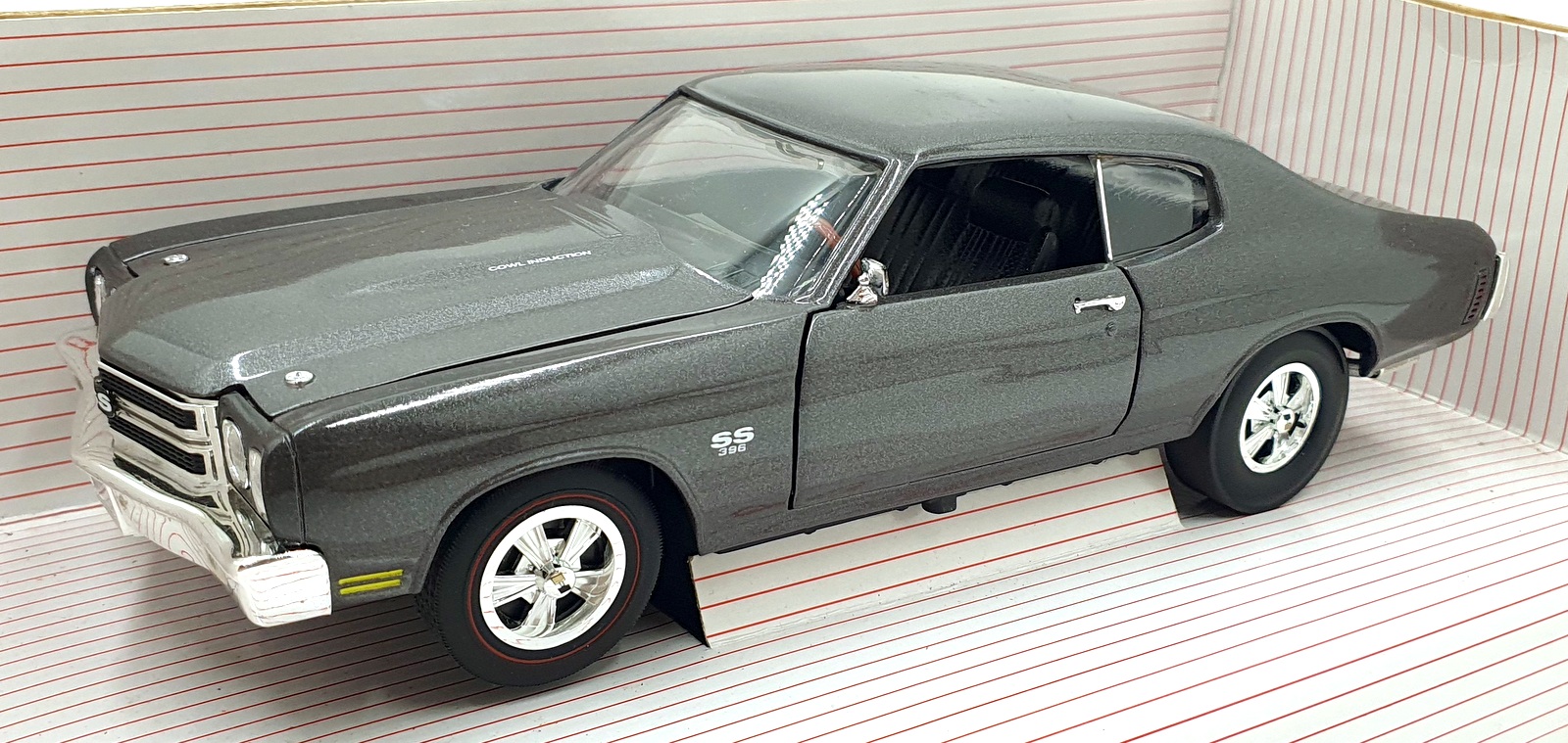 Ertl 1/18 Scale Diecast 29061 - 1970 Chevy Chevelle SS 396 L89 - Grey