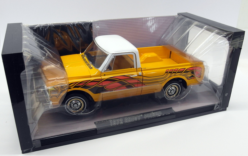 。 Highway 61 1/18 Scale - 50879 Chevy Fleetside Pickup Yellow Eagle