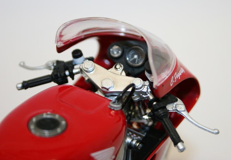 Univ Hobbies 1/12 Scale Metal Model UH4822 Honda RC30 Carl Fogarty 1990 IOM Win Univ Hobbies 1/12 Scale Metal Model UH4822 Honda RC30 Carl Fogarty 1990 IOM Win