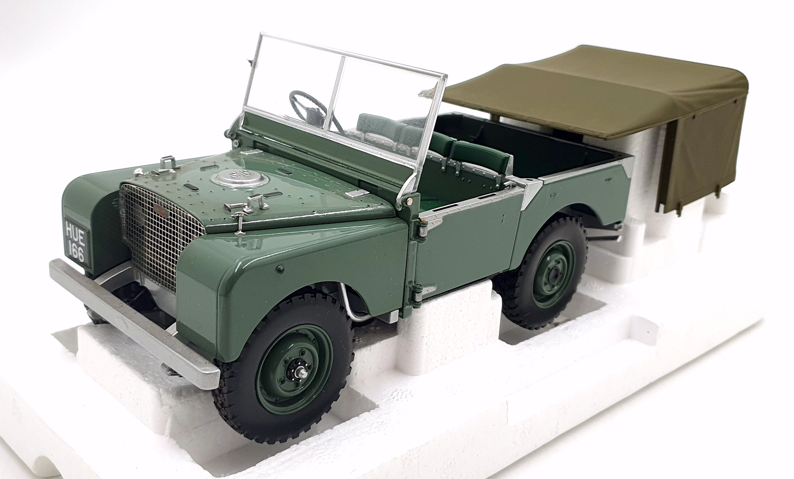 Minichamps 1/18 Scale 150 168900 - 1948 Land Rover With Detachable