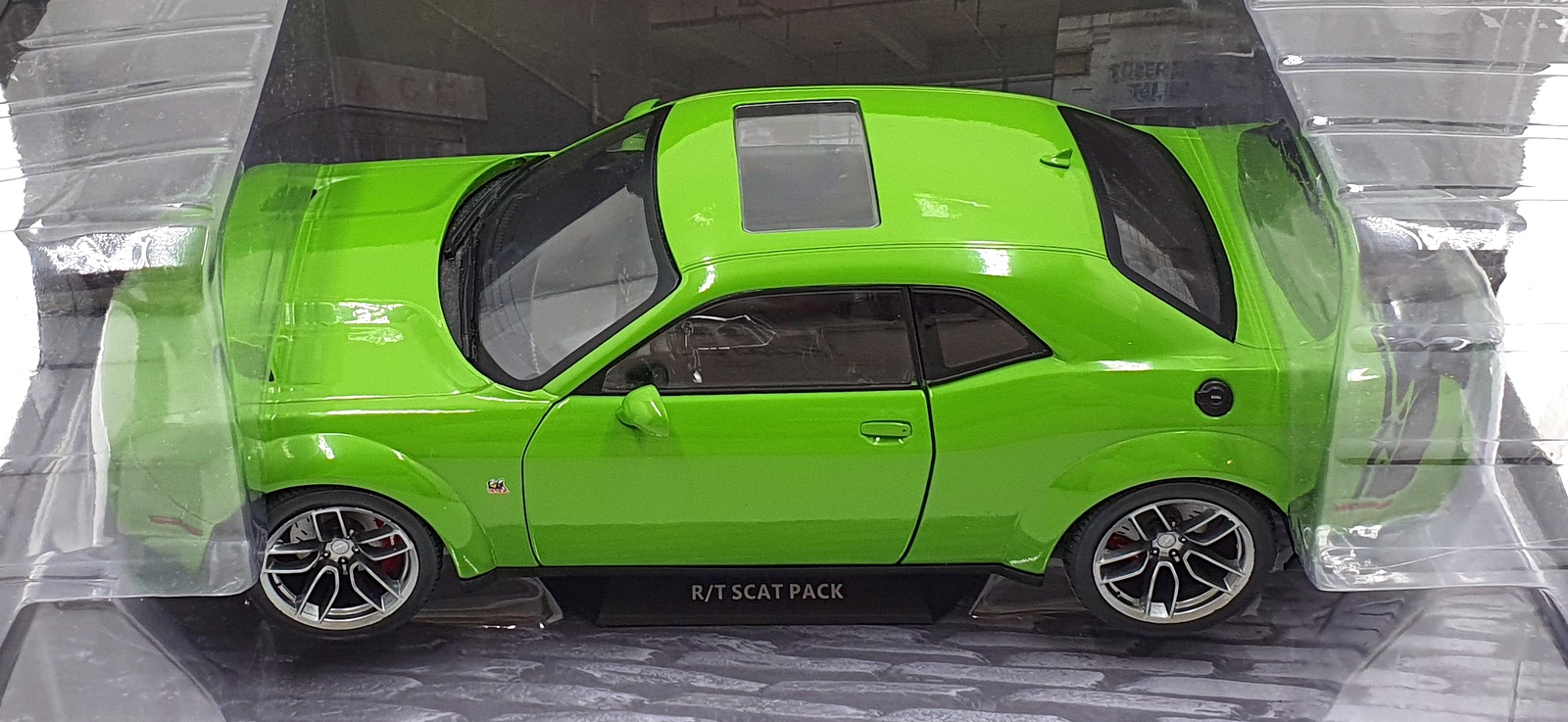 Solido 1/18 Scale Diecast S1805704 - 2020 Dodge Challenger Scat Pack - Green Solido 1/18 Scale Diecast S1805704 - 2020 Dodge Challenger Scat Pack - Green