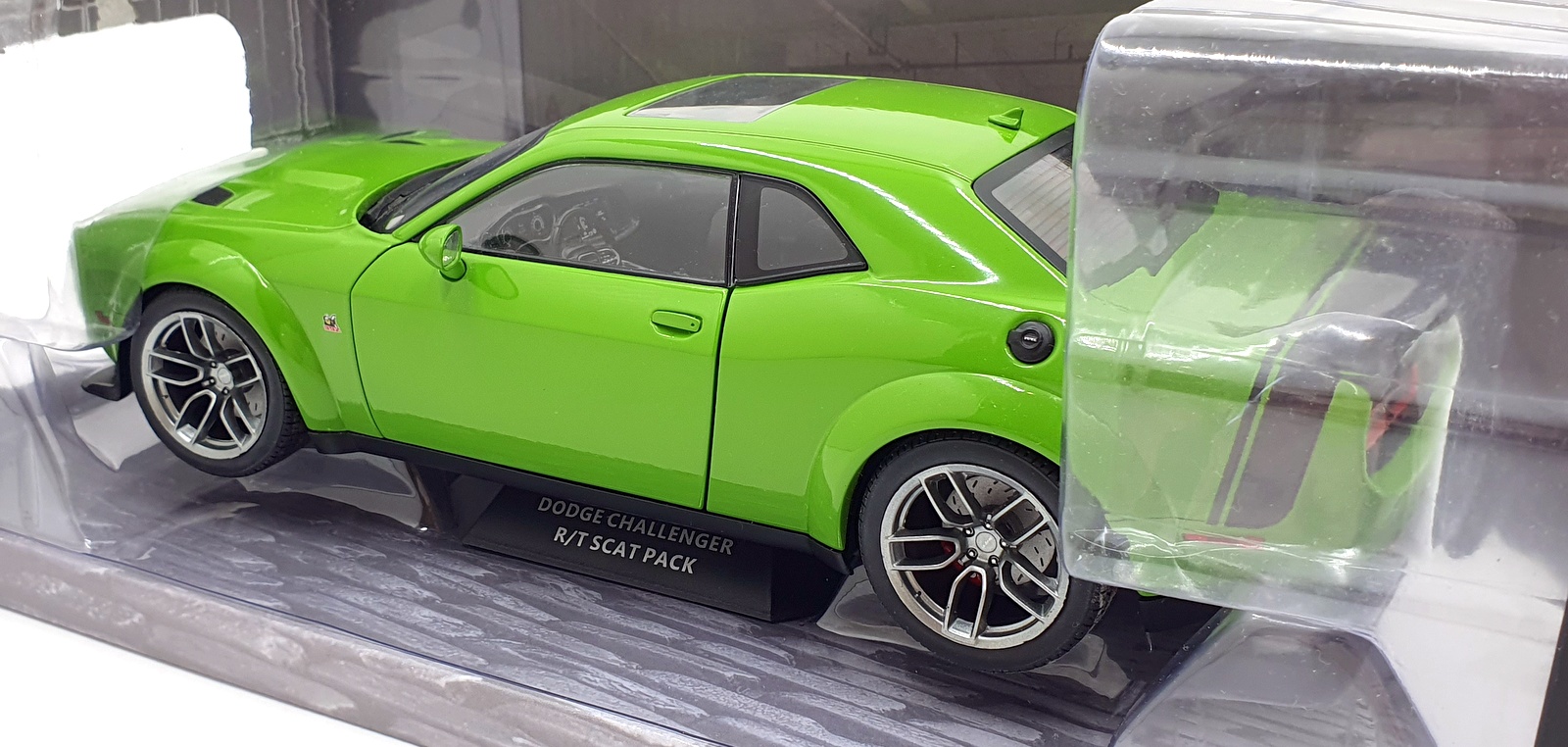 Solido 1/18 Scale Diecast S1805704 - 2020 Dodge Challenger Scat Pack - Green Solido 1/18 Scale Diecast S1805704 - 2020 Dodge Challenger Scat Pack - Green