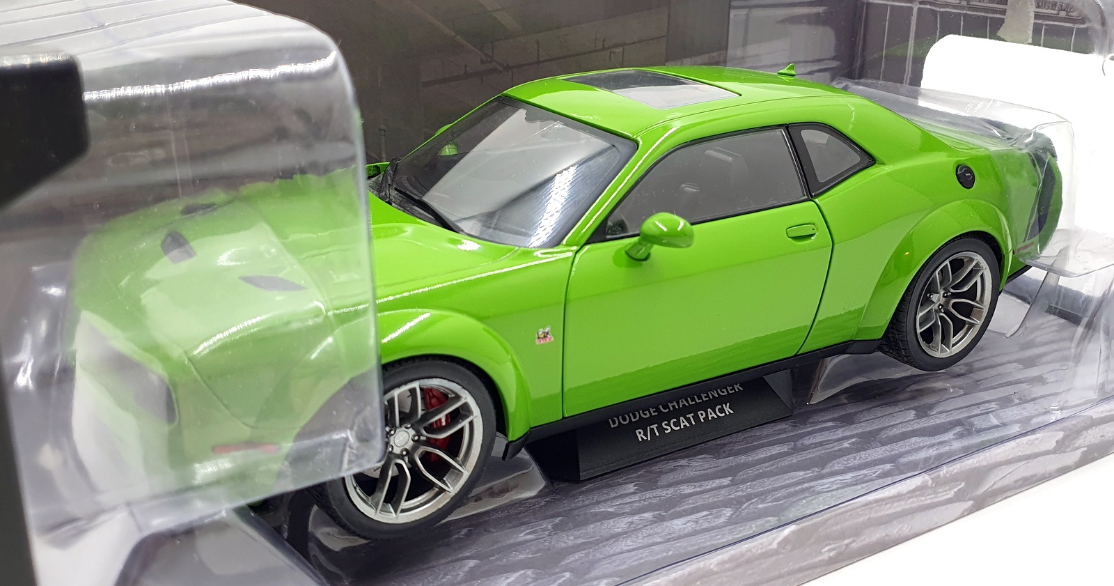 Solido 1/18 Scale Diecast S1805704 - 2020 Dodge Challenger Scat Pack - Green Solido 1/18 Scale Diecast S1805704 - 2020 Dodge Challenger Scat Pack - Green